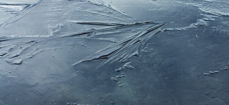 В Приморье три машины рыбаков ушли под лёд