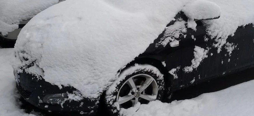 Чуть больше 5 сантиметров снега парализовали многие города Европы